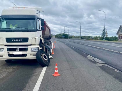 У грузовика взорвалось колесо на подъезде к Новгороду со стороны Петербурга