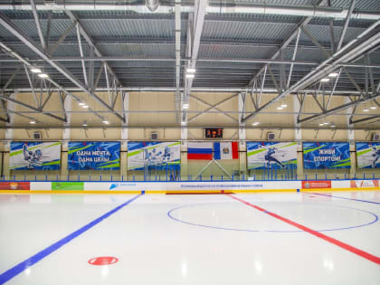 У здания Ледового дворца работает выставка к 75-летию отечественного хоккея