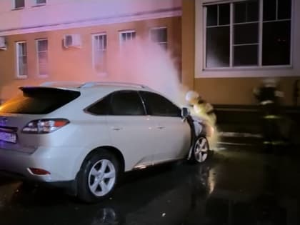 В Великом Новгороде во дворе жилого дома сгорел автомобиль