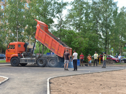 В сквере Солнечном приступили к асфальтированию дорожек