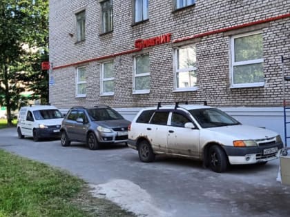 На месте ликвидированного газона вместо вазонов появились автомобили