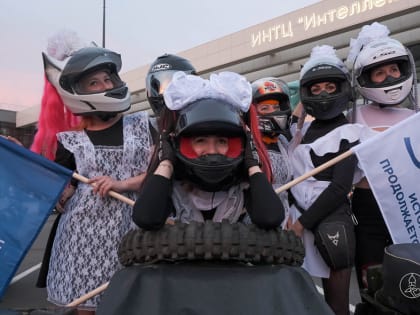 В День знаний первокурсники НовГУ фотографировались с байкерами