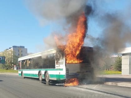 На перекрестке улиц Кочетова и Зелинского загорелся автобус