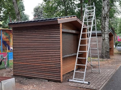 В Кремлёвский парк привезли новые сувенирные домики