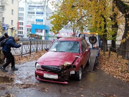 С парковки на Чудовской эвакуировали брошенный автомобиль
