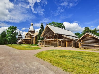 В «Витославлицах» после комплексной реставрации открылась центральная деревенская улица