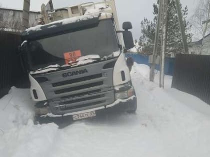 Фотофакт: снега и дороги на Новгородчине такие, что мусоровозы застревают