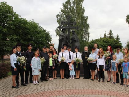 В Великом Новгороде полицейские провели акцию «Семейный альбом» ко Дню семьи, любви и верности