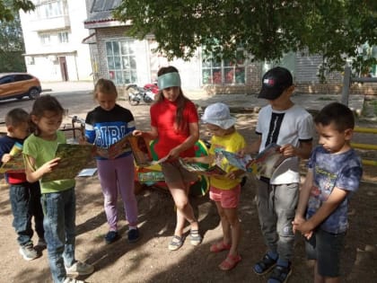 В рамках губернаторского проекта "Новгородское лето", 21 августа Угловская библиотека провела для детей познавательно-игровую программу "Зелёные страницы"