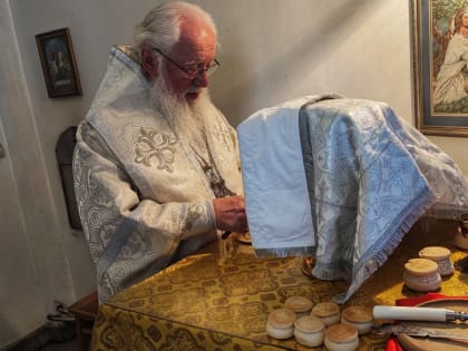 Митрополит Лев совершил Литургию и отпевание в храме Лазаря Четверодневного 