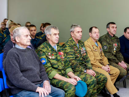 Ветераны, прошедшие «горячие точки», рассказали молодым новгородцам о героях Отечества и их подвигах