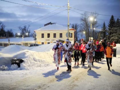 Дед Мороз, динозавр, единороги и гномы вышли на старт новогоднего забега в Великом Новгороде