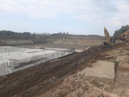 Нацпроект "Жилье и городская среда": строители приступили к армированию фундаментной плиты резервуара локальных очистных сооружений в Деревяницком жилом районе