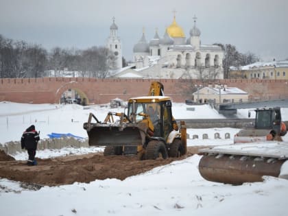 На набережной Александра Невского у гостиницы «Россия» строят причал