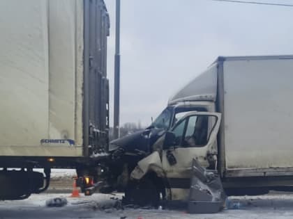 Фургон и фура столкнулись на трассе в Валдайском районе