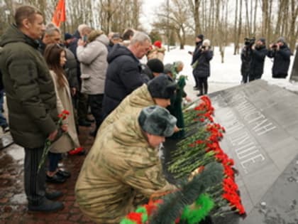 Новгородские росгвардейцы возложили цветы к памятнику воинам-интернационалистам