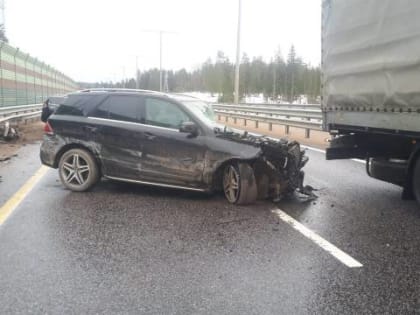 В Окуловском районе при столкновении трёх автомобилей на М-11 «Нева» пострадали четыре мужчины