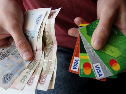 Росстат: зарплаты в РФ в реальном выражении в мае упали на 6,1%