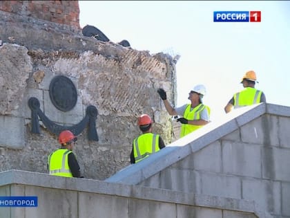 В Великом Новгороде на мосту Александра Невского новгородский подрядчик приступил к одновременному ремонту двух колонн, которые находились в аварийном состоянии