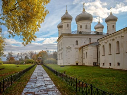 Митрополит Лев возглавил встречу мощей в Свято-Юрьевом монастыре