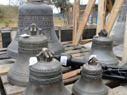 На храме Параскевы Пятницы в Боровичах установили новые колокола
