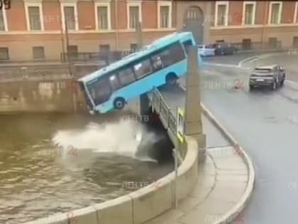 Появилась новая информация об упавшем в реку пассажирском автобусе в Санкт-Петербурге