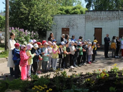 В Международный День защиты детей  школьники и взрослые высадили «Дорожку из цветов»