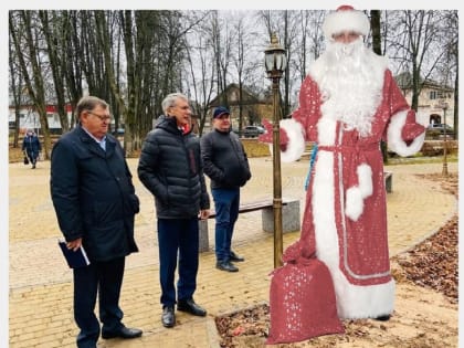 В Екатерининском сквере в Крестцах встретили Деда Мороза