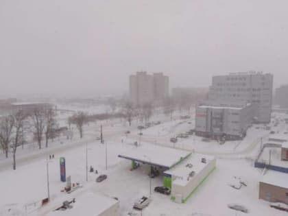 Сильный снегопад привёл к проблемам на новгородских дорогах
