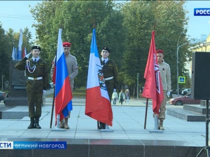 В Великом Новгороде у стелы "Город воинской славы" прошёл форум юнармейских отрядов