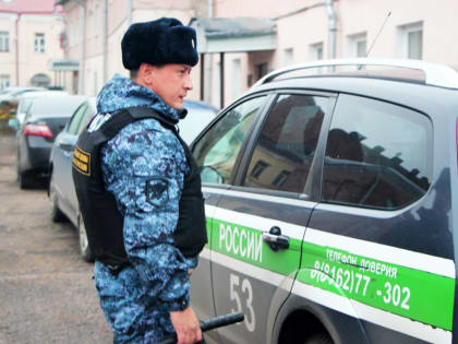 Пристав задержал на автобусной остановке новгородца, скрывавшегося от следствия и суда