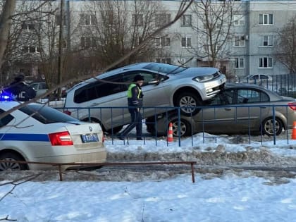 Под Великим Новгородом водитель «Фольксвагена» протаранил ограждение и заехал на другую машину