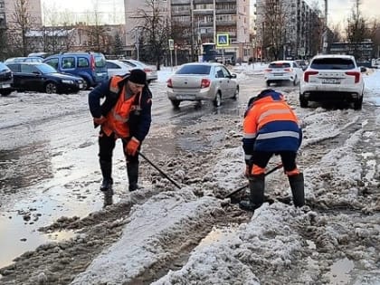 В Великом Новгороде коммунальщики устраняют последствия потепления и дождей