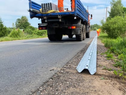 На дорогах Новгородской области устанавливают новые барьерные ограждения