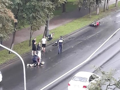 В центре Великого Новгорода в ДТП с мотоциклом пострадали два человека