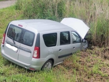 В пятницу в результате двух ДТП автомобили оказались в кювете