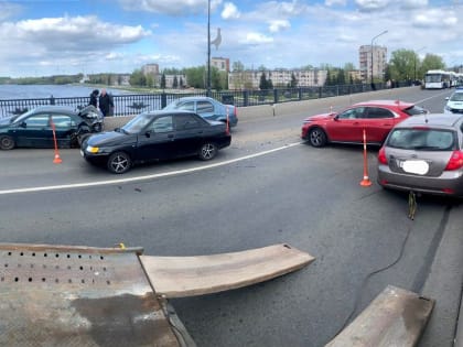 На мосту Александра Невского в Великом Новгороде столкнулись пять автомобилей, трое человек пострадали