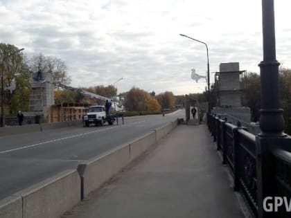 На перекрытом мосту Невского подрядчики выполняют ремонт