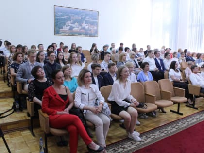 Пяти победителям конкурсного отбора «Школьный бюджет» вручили сертификаты на 200 тысяч рублей