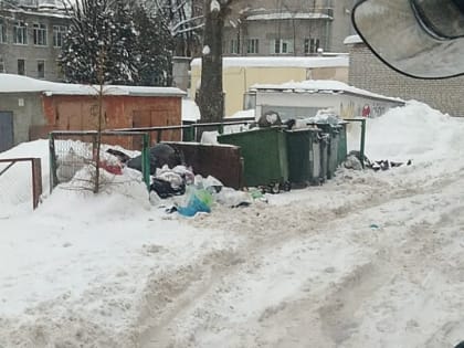 Мусоровозы застревают в снегу на подъездах к контейнерным площадкам