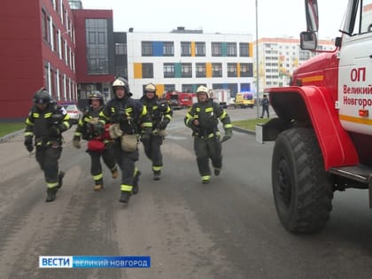 В новгородской школе №36 прошли учения подразделений  МЧС