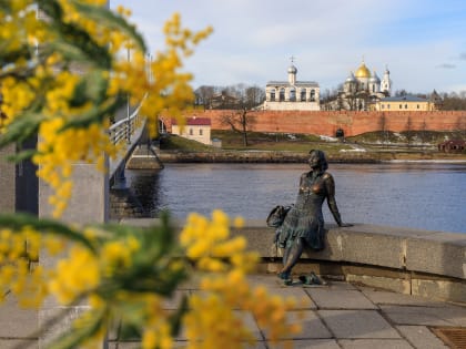 Здоровья, тепла и любви пожелал новгородкам мэр в Международный женский день