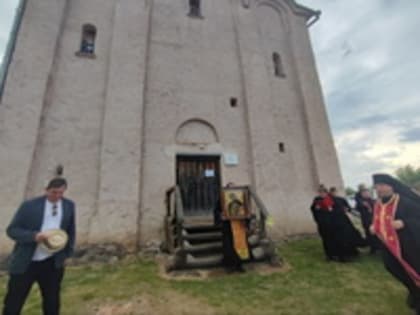 Возле храма Спаса на Нередице совершен молебен перед иконой святого князя Александра Невского