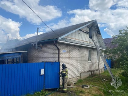 В Старой Руссе на пожаре спасли женщину