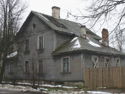 Разрушенный дом 36 по Ильиной улице в Великом Новгороде реконструируют