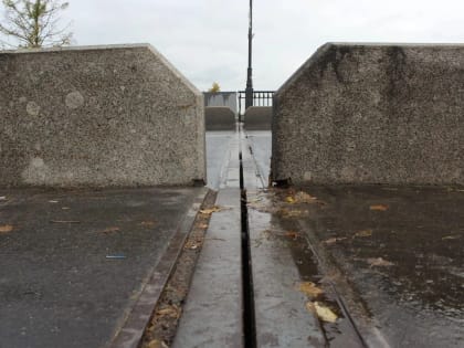 На мосту Александра Невского почистили деформационные швы