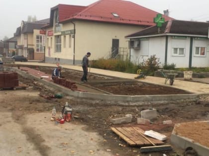 В рамках федерального проекта "Формирование комфортной городской среды" на территории Окуловского городского поселения продолжаются работы по реконструкции ул. Ленина