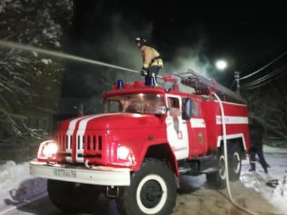 Пожарные почти два часа тушили горевший дом в Малой Вишере