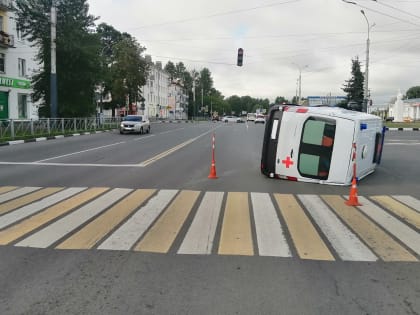 Скорая помощь перевернулась в ДТП у вокзала в Великом Новгороде