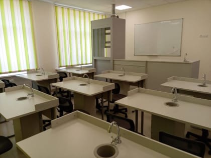 Партийный десант высадился в деревенской школе, где идет ремонт